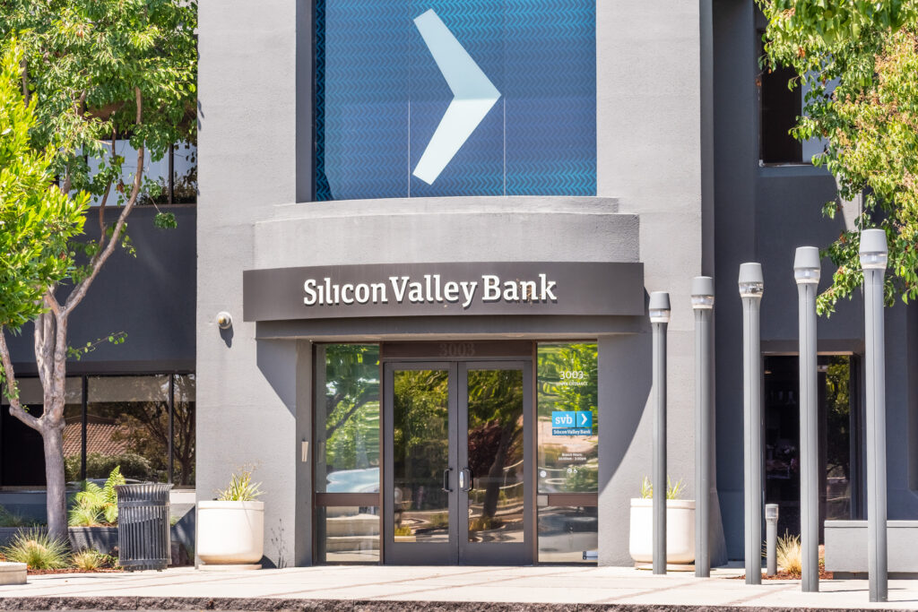 Aug 7, 2019 Santa Clara / CA / USA - Silicon Valley Bank headquarters and branch; Silicon Valley Bank, a subsidiary of SVB Financial Group, is a U.S.-based high-tech commercial bank